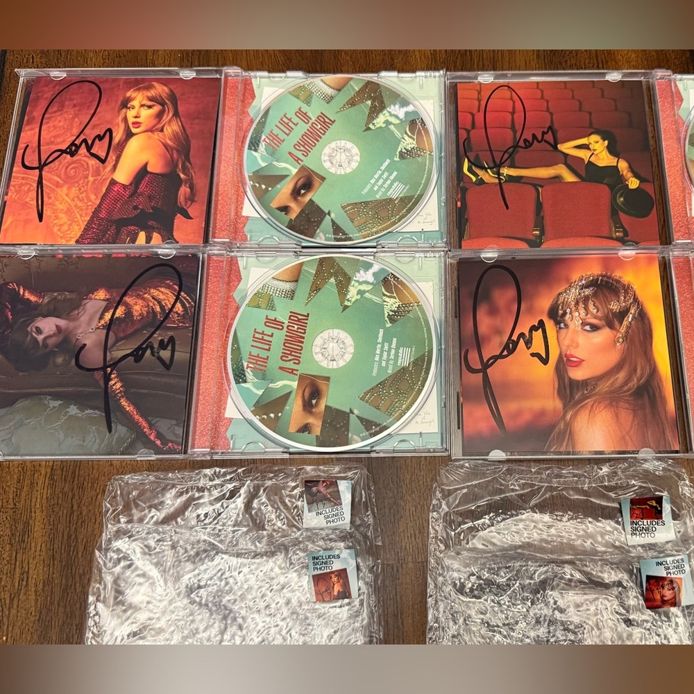 4 Taylor Swift Signed The Life of a Showgirl CD’s
